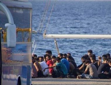 Κύθηρα: Εντοπίστηκε ιστιοφόρο με 82 μετανάστες (βίντεο)